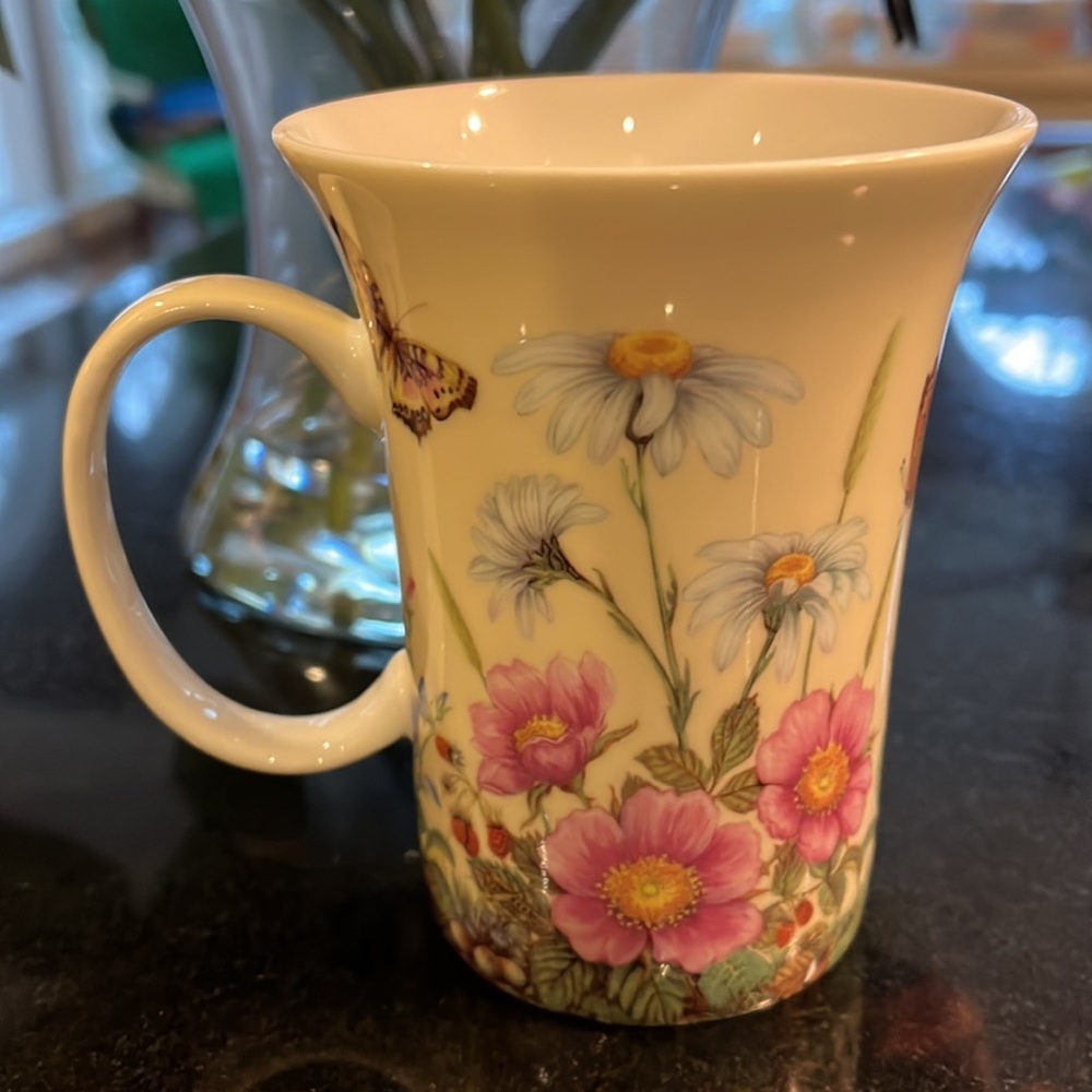 Gracie Bone China Mug - Pink Flowers & White Daisy's